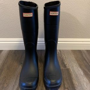 Black hunter boots